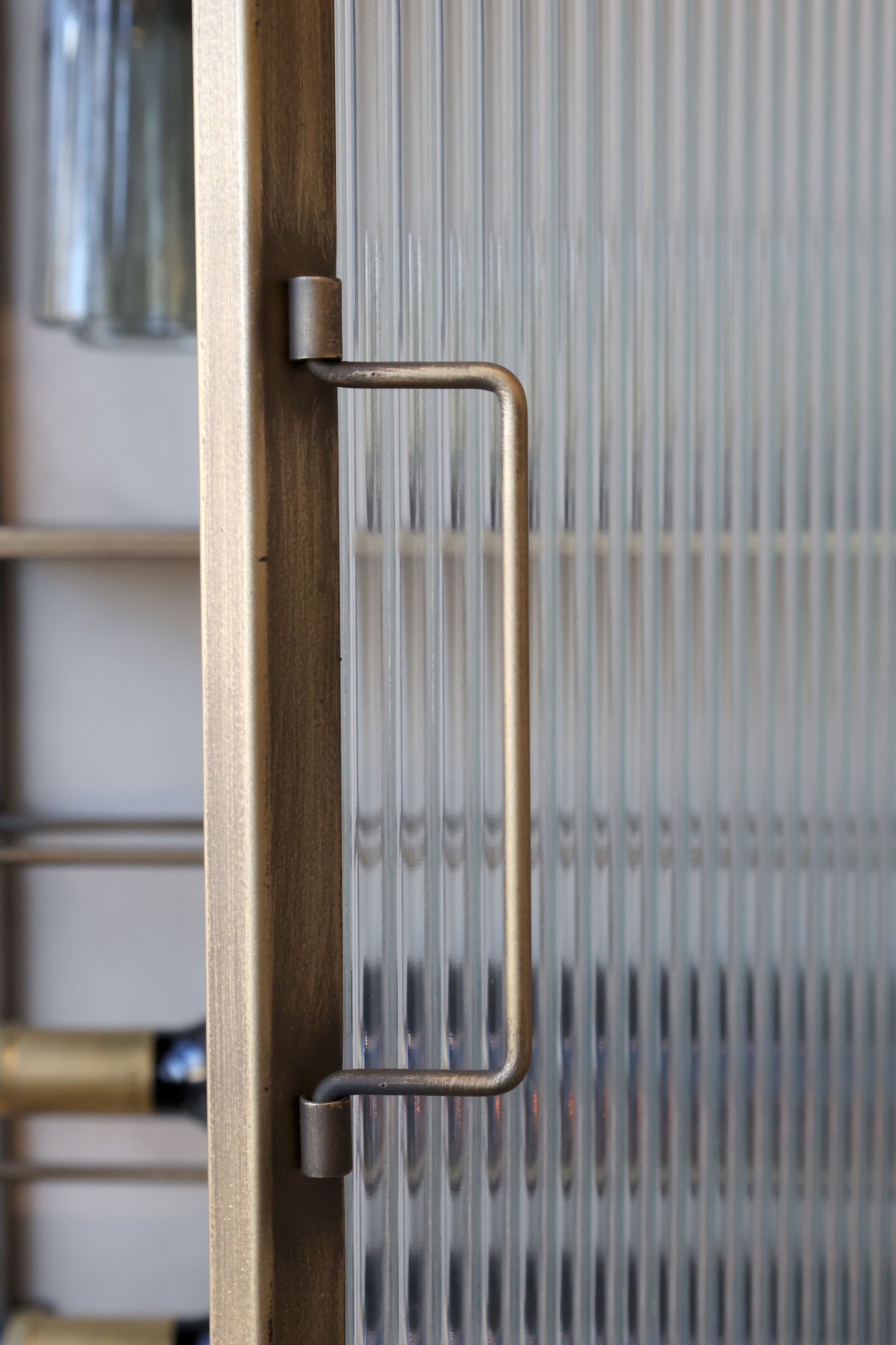 Vintage Barschrank Jules für die Wand Metall geriffeltes Glas
