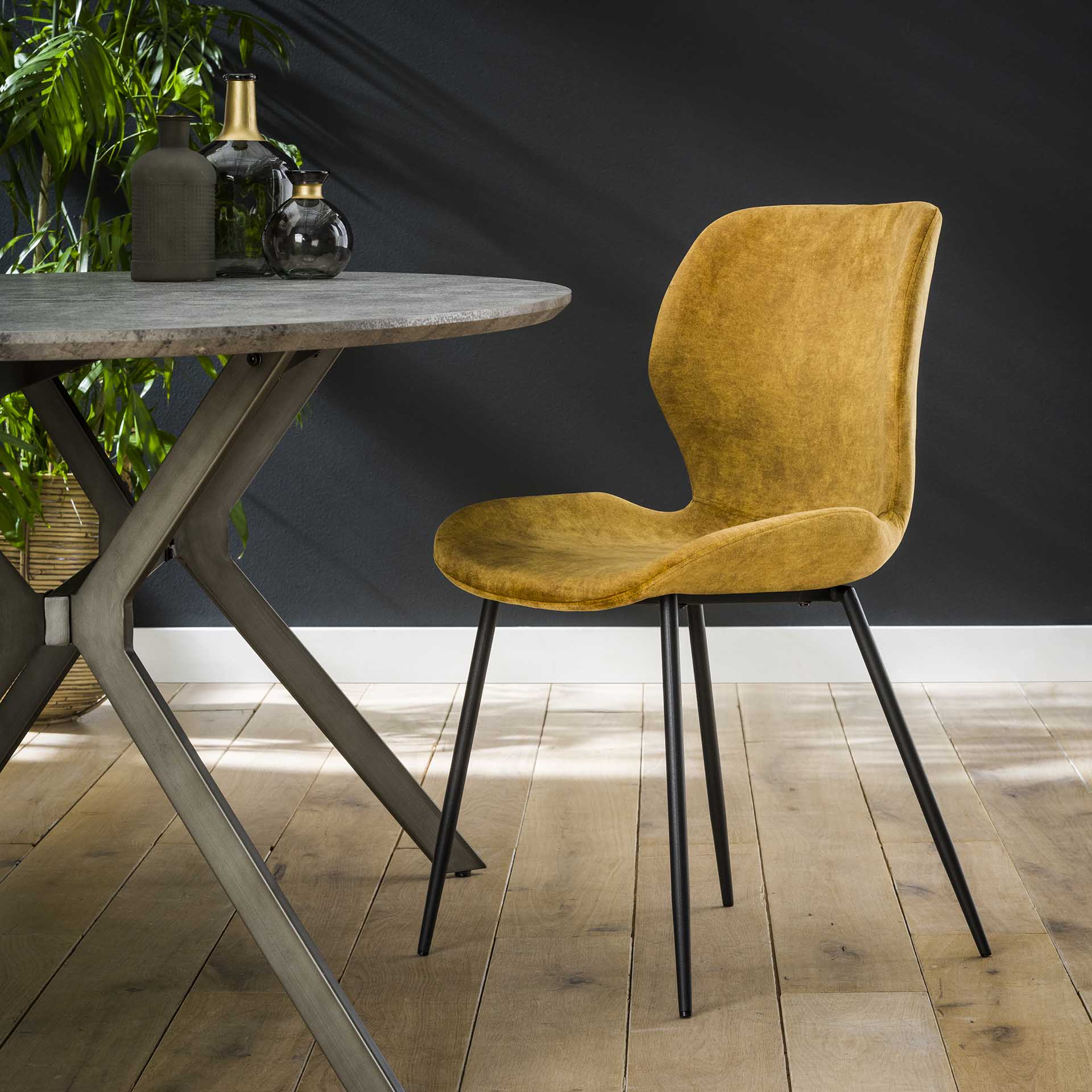 Essgruppe Baumkante Massiv Palu 130 + 4 Stühle Velvet Samt Gold