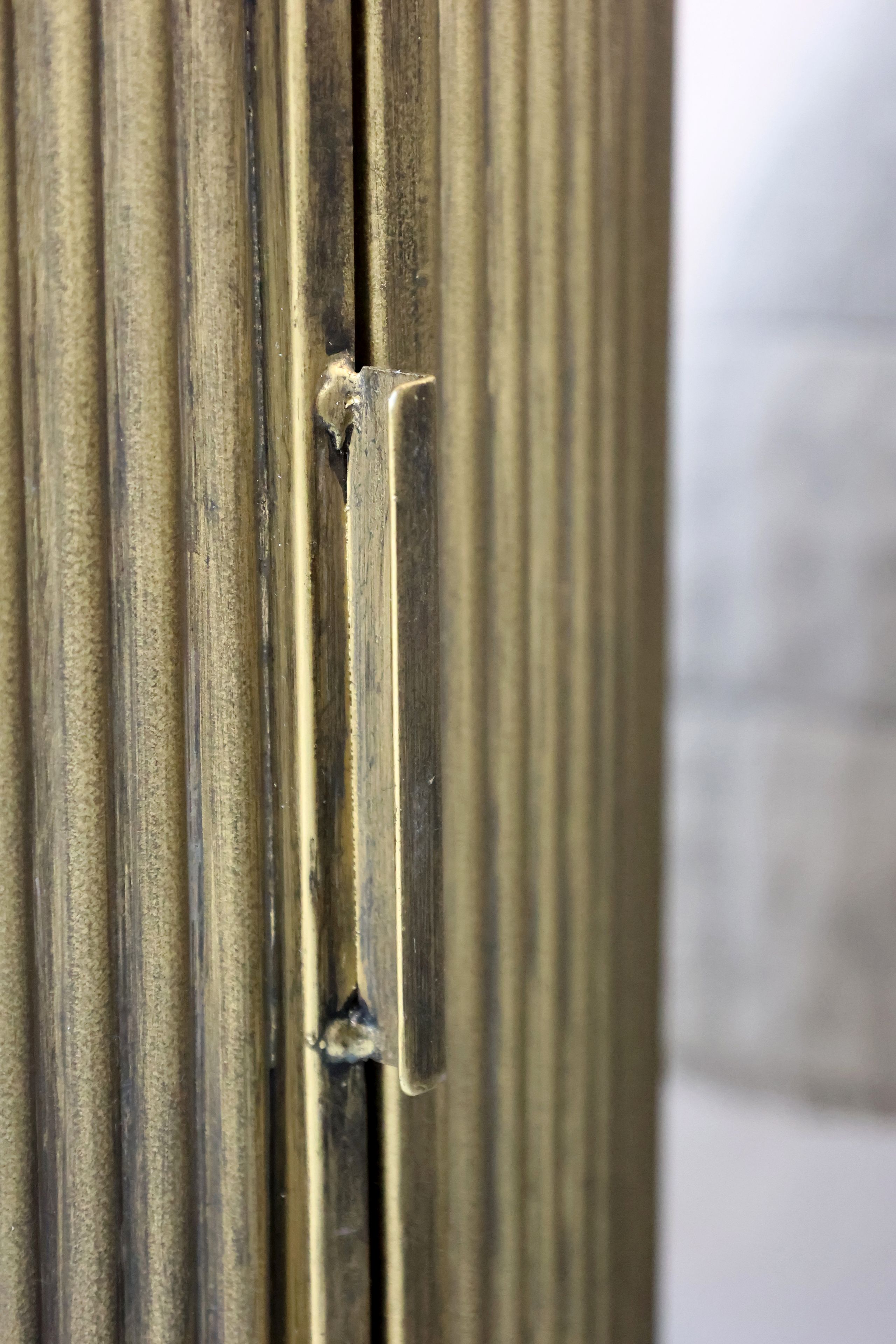 Vintage Beistelltisch Nachttisch Remi Rillenoptik Metall Antik-Messing