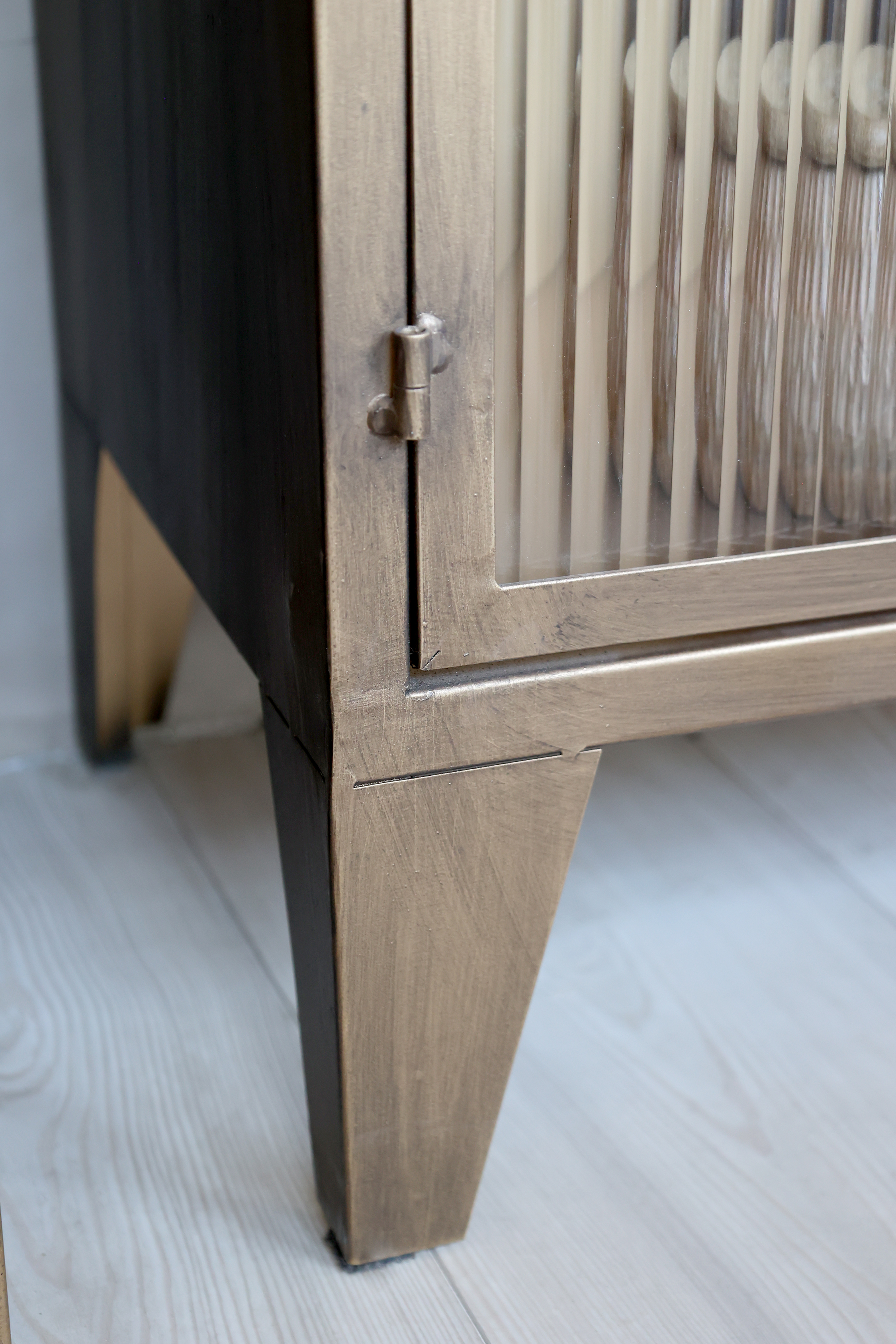 Industrial Vitrine Kabinett Golden Amaury Geriffeltes Glas 150/60 Industrial Vitrine Kabinett Golden Amaury Geriffeltes Glas 150/60