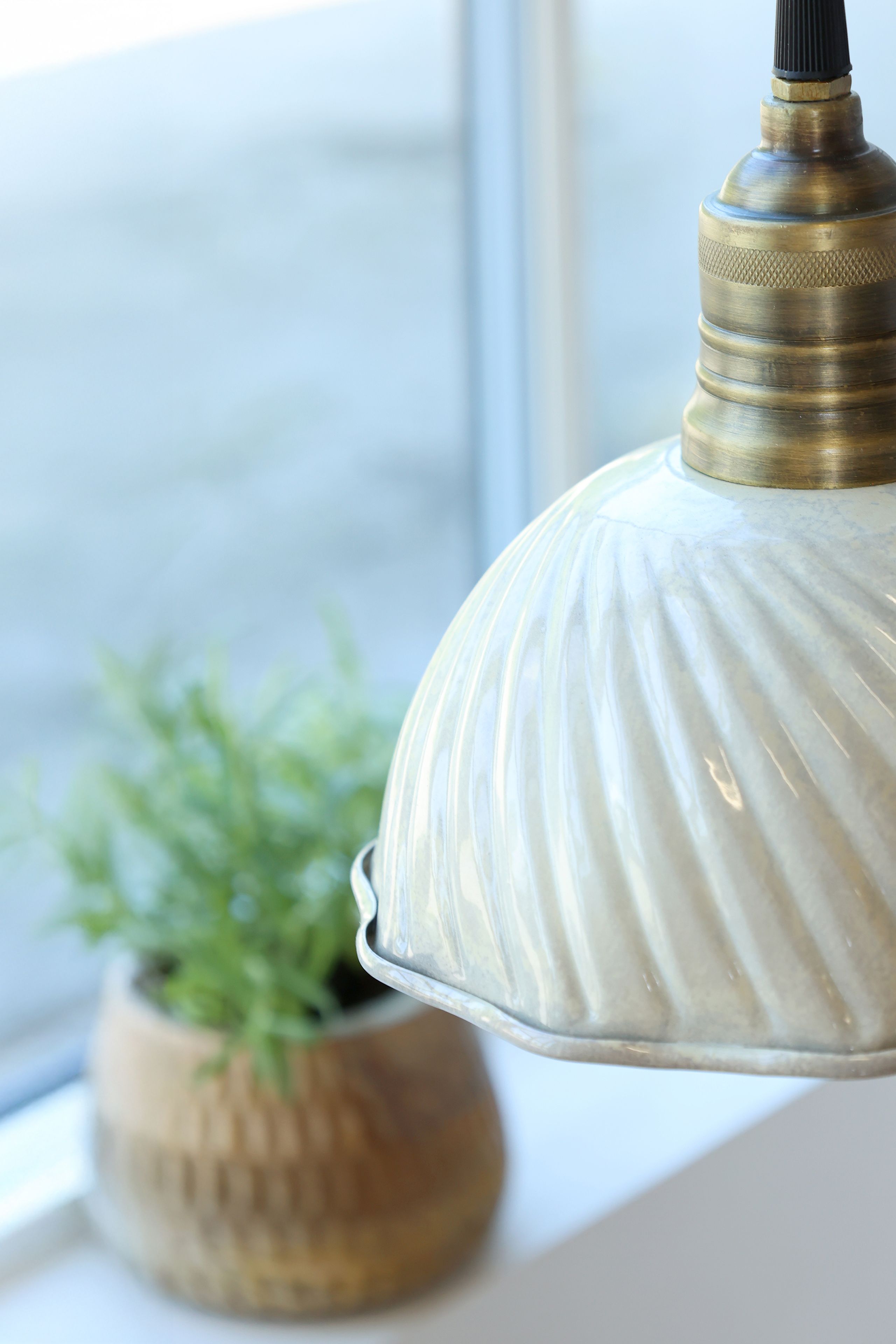 Vintage Hängelampe Lunel Emaille Creme Messingfassung Modell 2