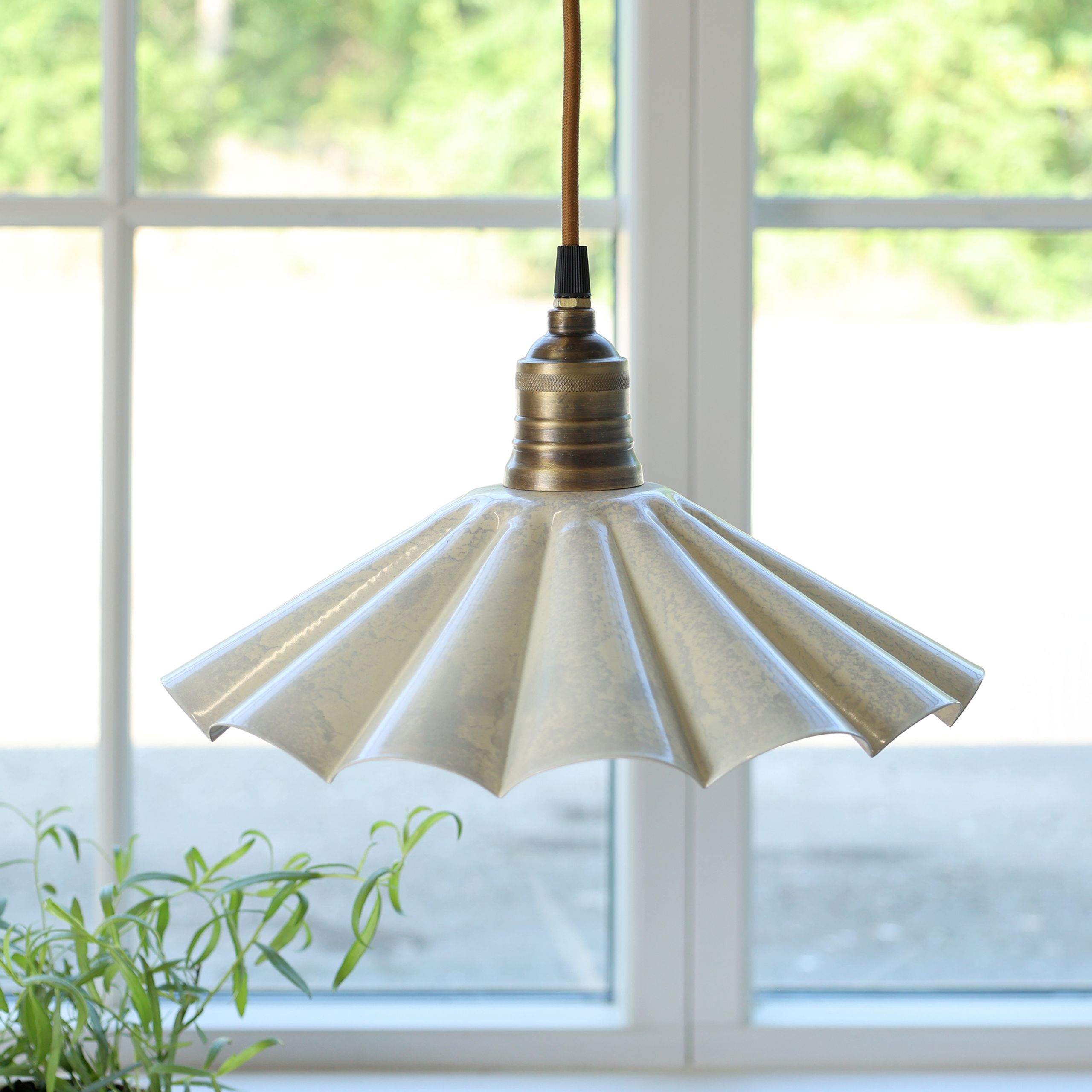 Vintage Hängelampe Lunel Emaille Creme Messingfassung Modell 3