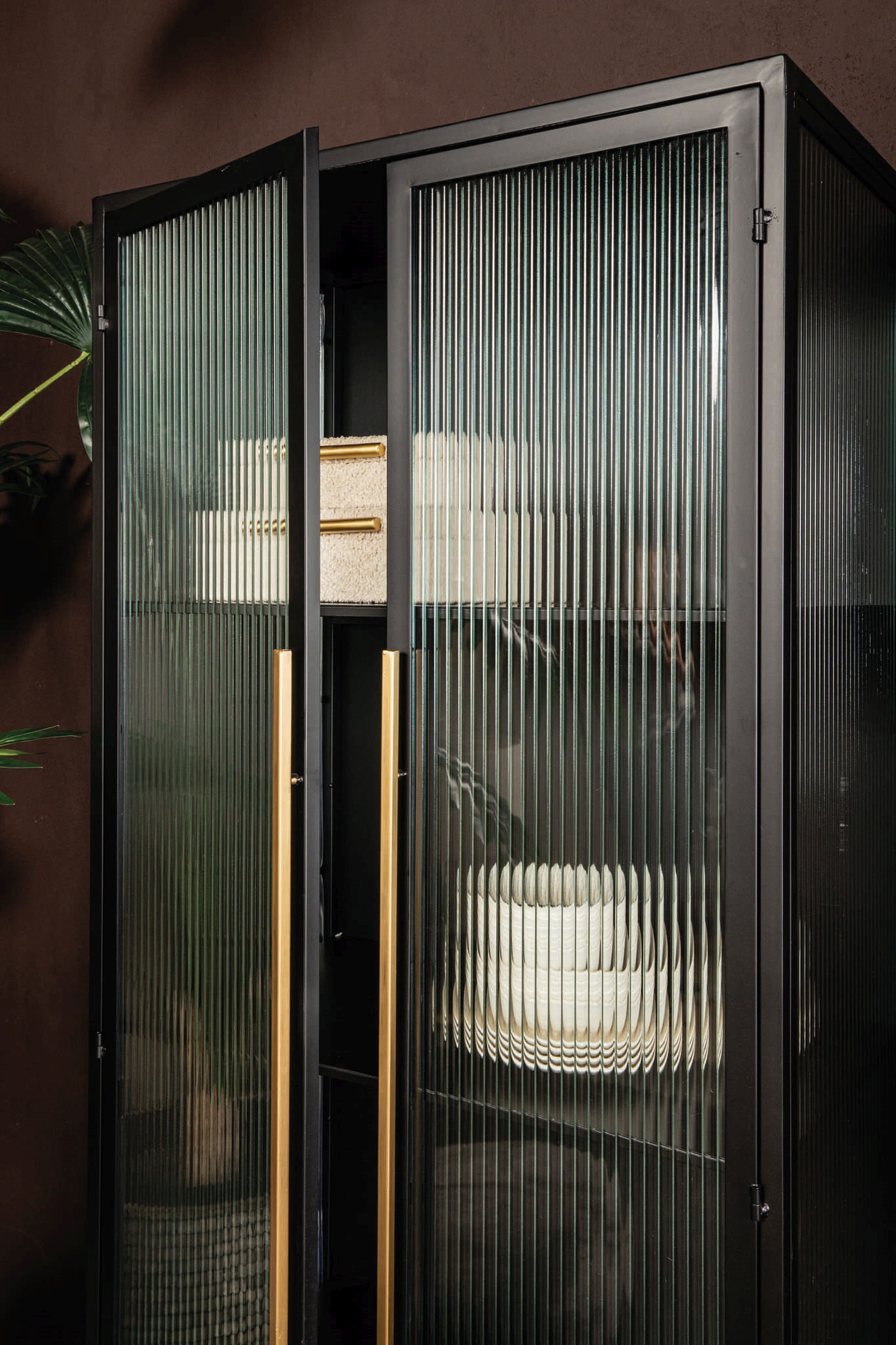 Industrial Vitrine Caeleen Metall mit geriffeltem Glas Industrial Vitrine Caeleen Metall mit geriffeltem Glas