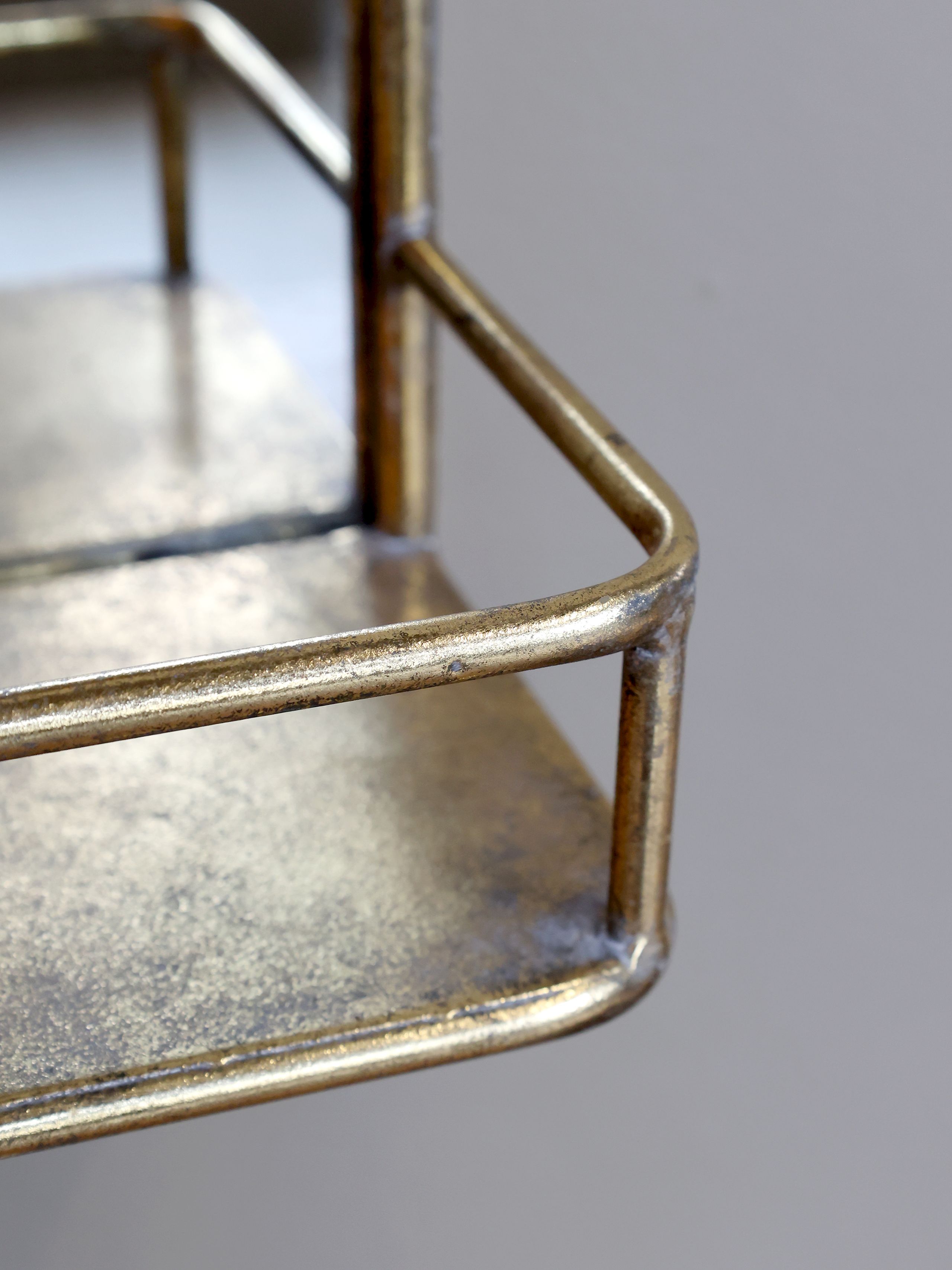 Vintage Wandspiegel mit Ablage in Antik-Gold Vintage Wandspiegel mit Ablage in Antik-Gold