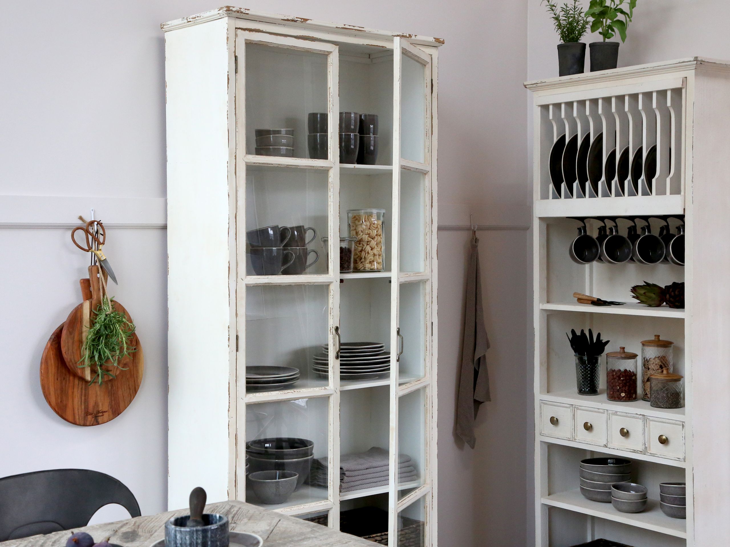 Vitrine Provence Landhaus Shabby Chic Cremeweiß Räder Vintage
