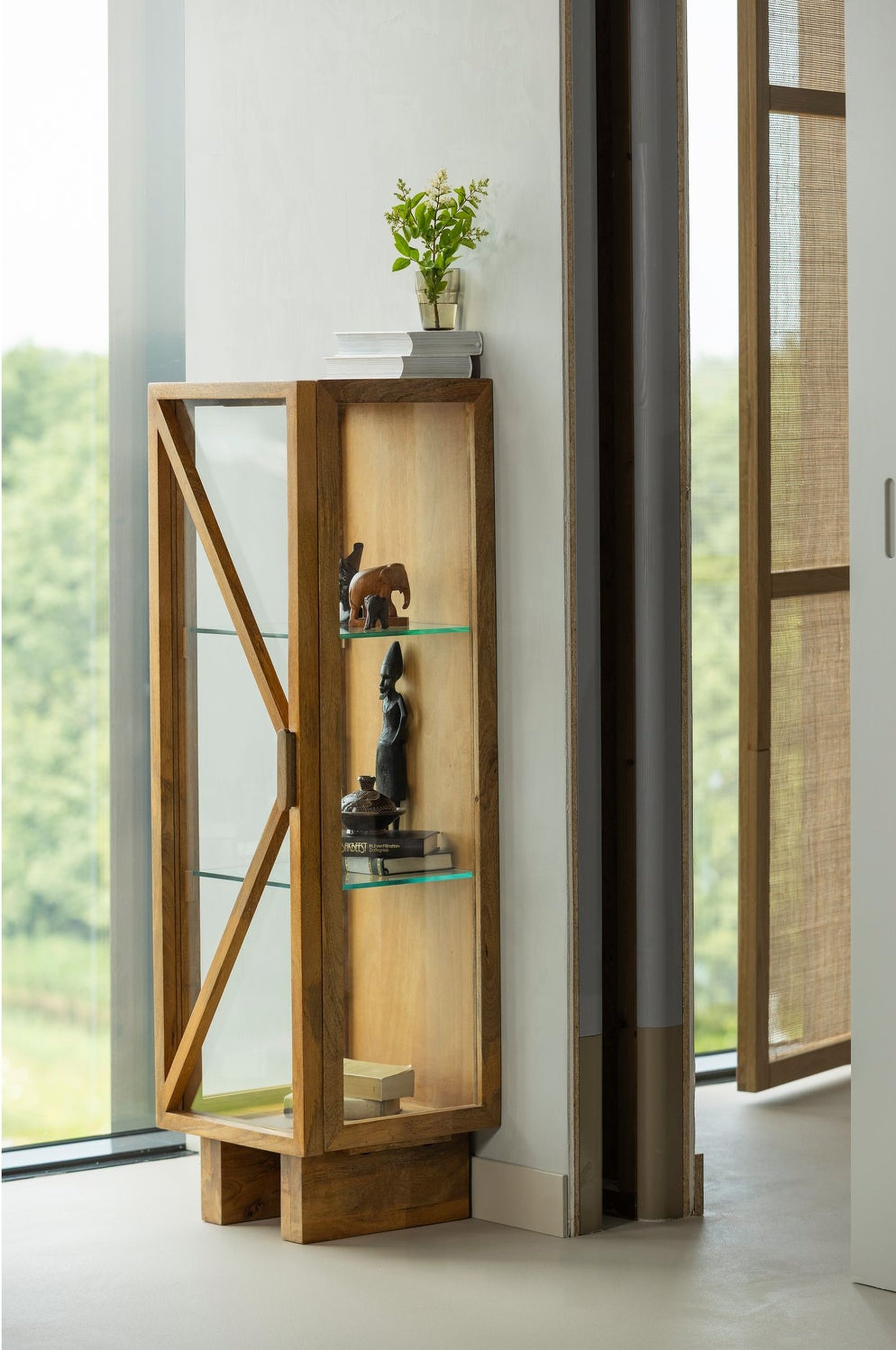 Retro Vitrine Kella Mangolzholz schmal Natur