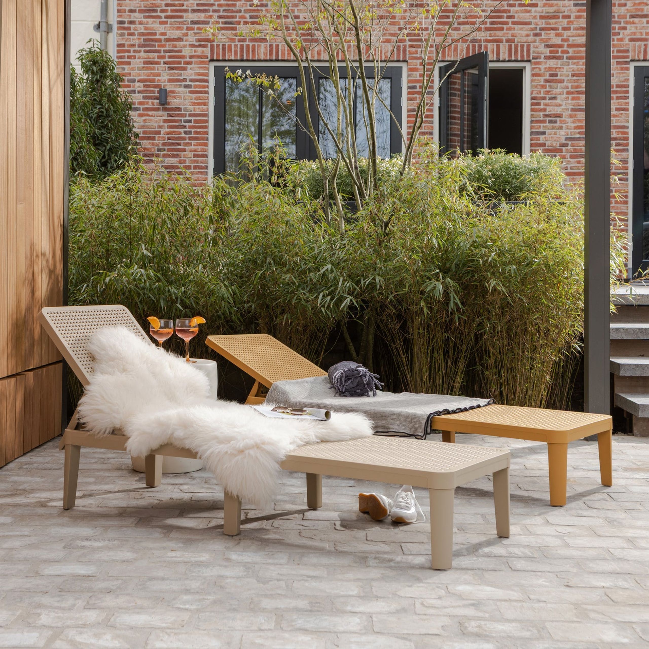 Gartenliege Liegestuhl Jinte Kunststoff Sand und Ockergelb