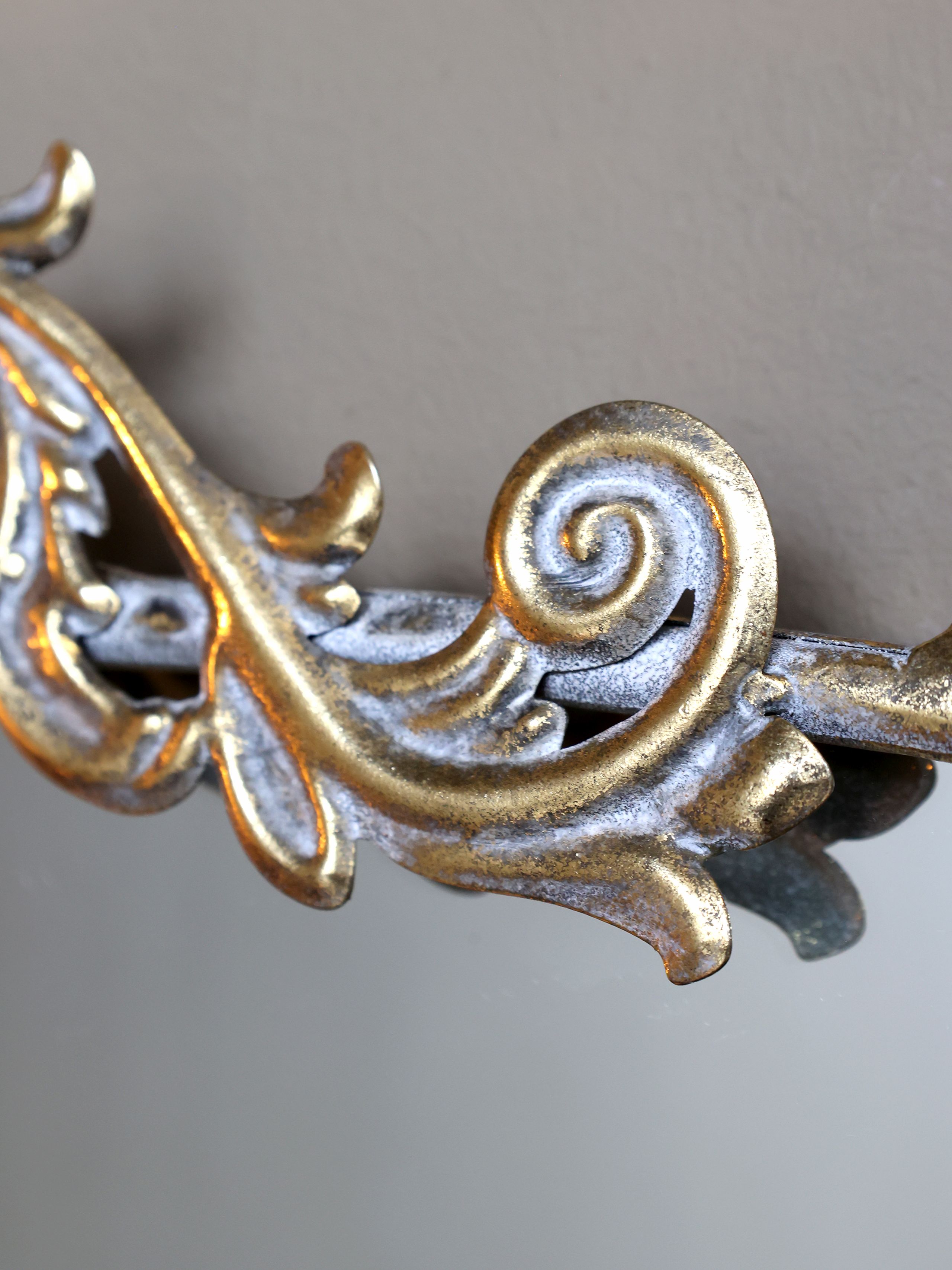 Vintage Wandspiegel mit Ablage in Antik-Gold Vintage Wandspiegel mit Ablage in Antik-Gold