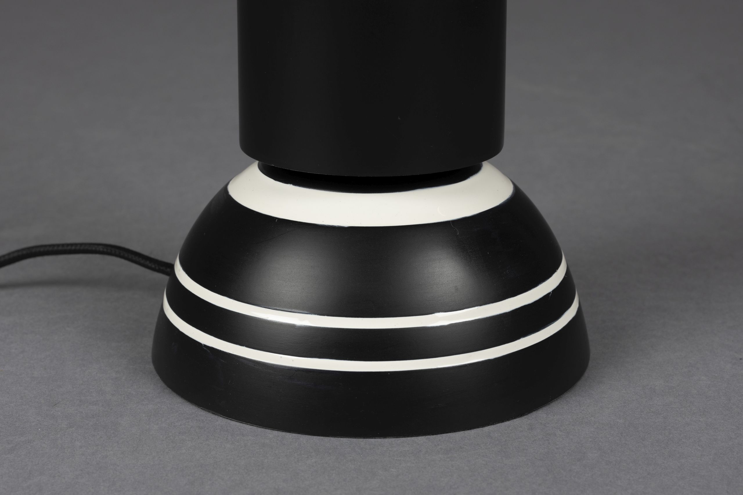 Retro Tischlampe Virgil Schwarz Weiß 60 cm