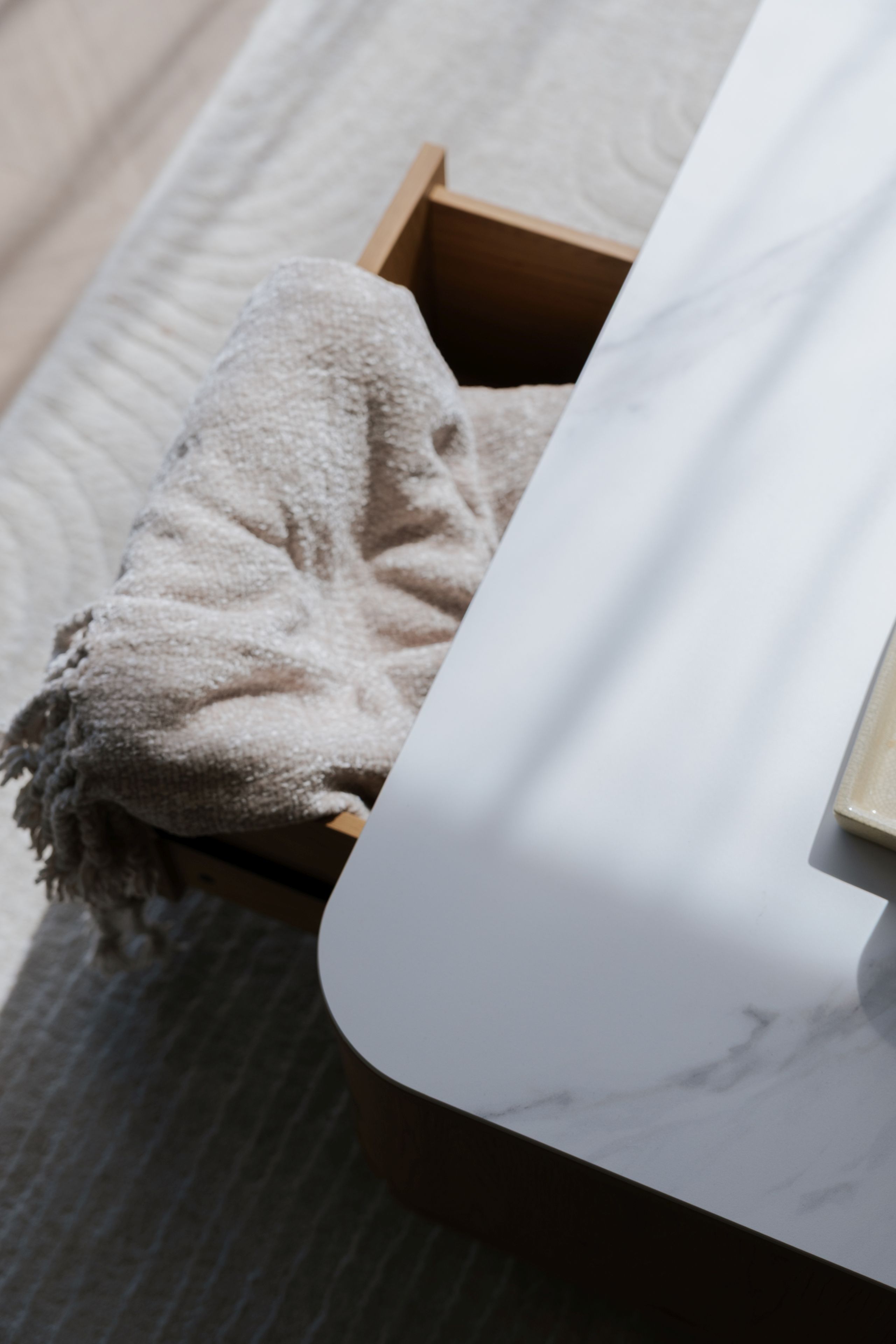Couchtisch Almira Warm-Scandi 2-Schub Eiche Marmoroptik