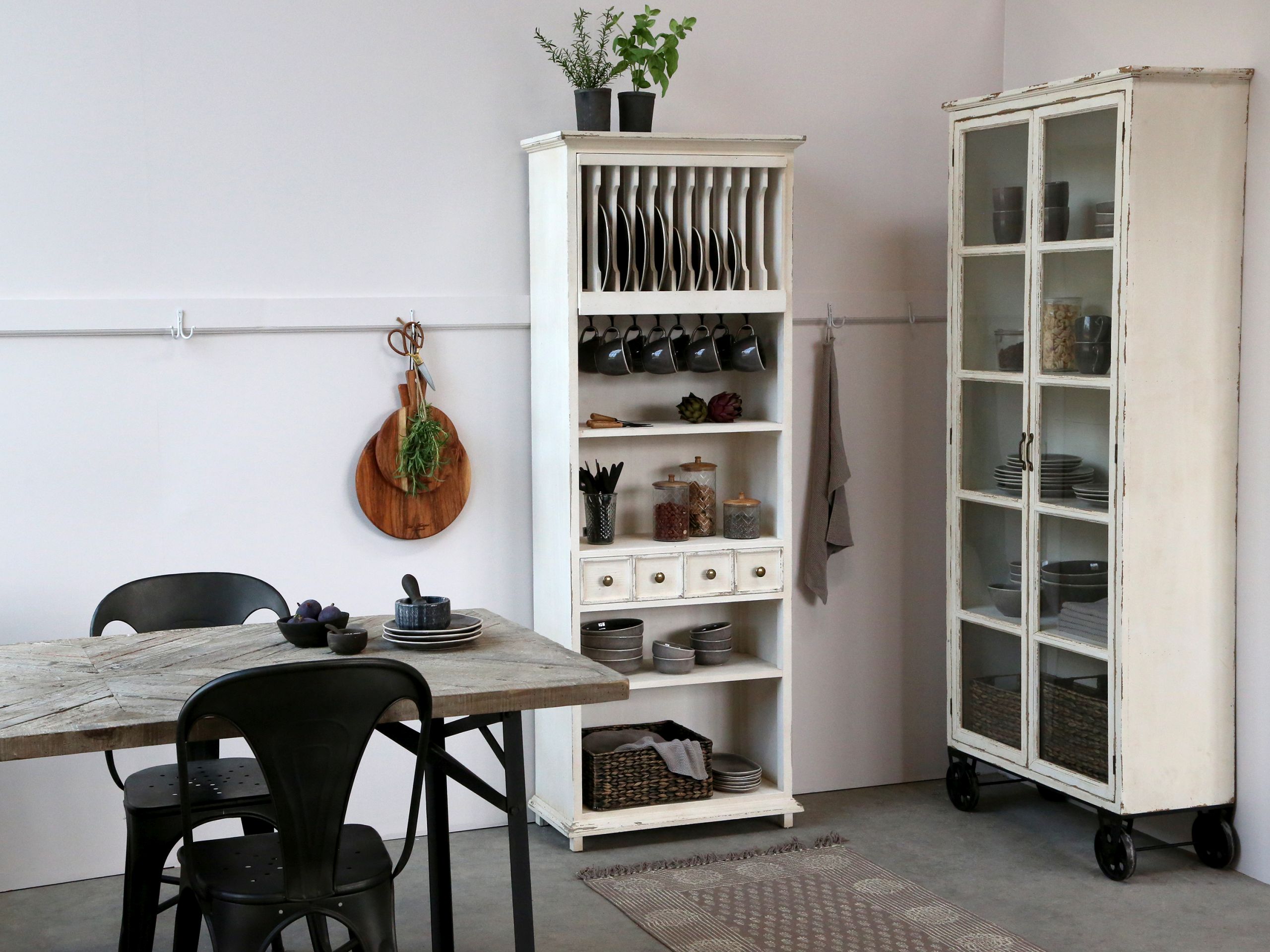 Vitrine Provence Landhaus Shabby Chic Cremeweiß Räder Vintage